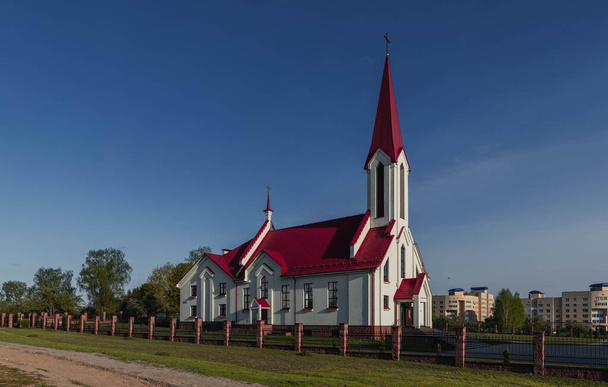 Iglesia del Espíritu Santo en el microdistrito de Chizhovka en Minsk - Foto, imagen
