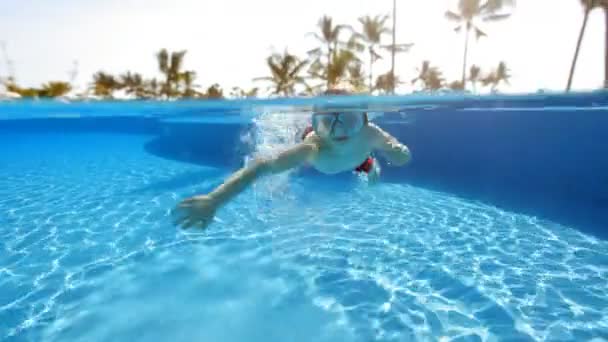 Boy swimming in pool - Materiał filmowy, wideo