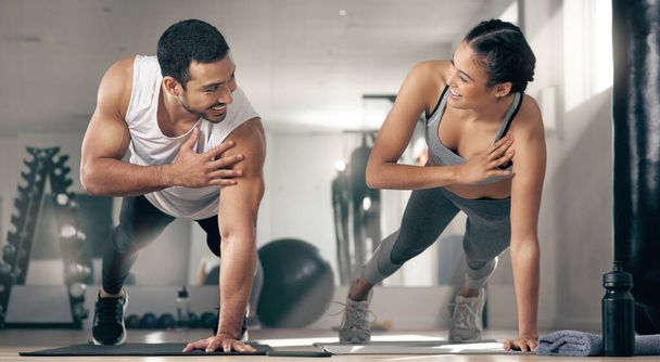 You can do this, I believe in you. two young athletes working out together at the gym - Foto, Imagem