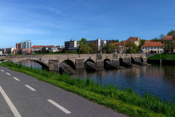 Historische Steinbrücke über den Fluss Otava in der mittelalterlichen Stadt Pisek (Südböhmen), die älteste erhaltene frühgotische Brücke in der Tschechischen Republik. - Foto, Bild