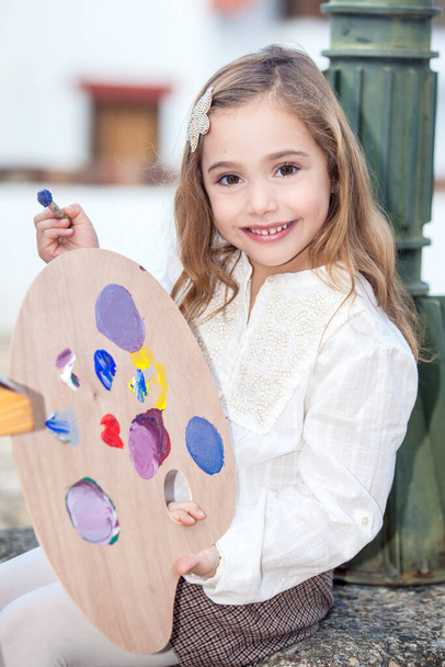 Menina loira pintando ao ar livre - Foto, Imagem