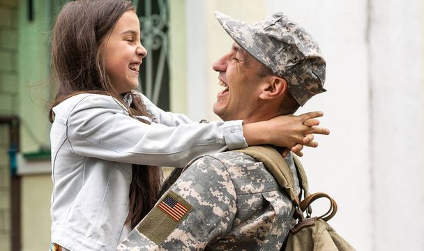 Солдат возз'єднався з дочкою
 - Фото, зображення