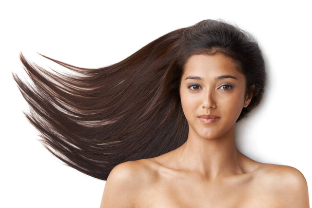 Страсть к уходу за волосами. Привлекательная молодая женщина с красивыми длинными волосами, изолированными на белом - Фото, изображение