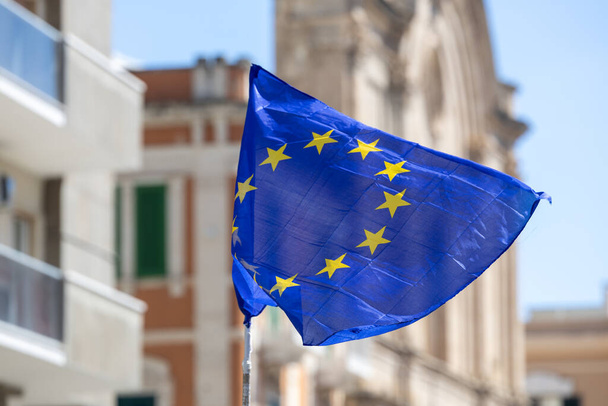 az Európai Unió integetett a szél zászlaja - Fotó, kép
