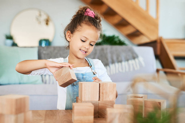 Je vais les empiler un par un. Portrait d'une adorable petite fille jouant avec des blocs de bois à la maison - Photo, image