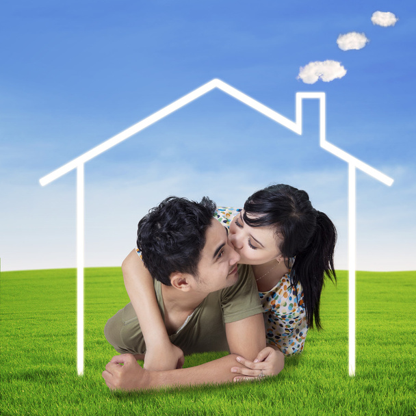 Happy couple with a dream house - Foto, immagini