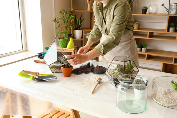 Nainen tekee florarium pöydällä kotona - Valokuva, kuva