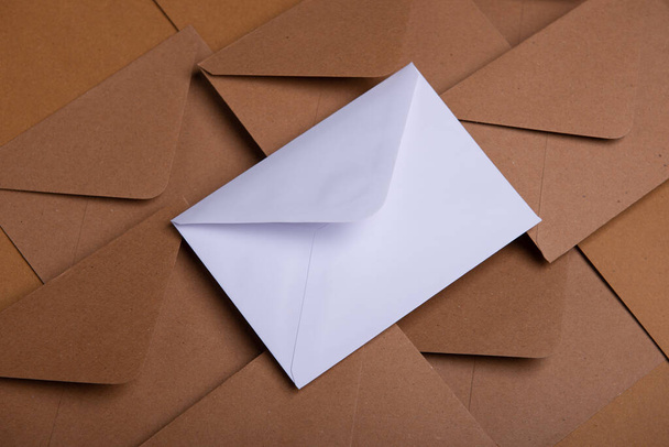 kraftpapier en wit papier enveloppen close-up, mockup - Foto, afbeelding