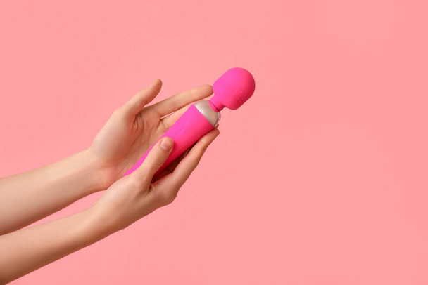 Mujer con vibrador de sex shop sobre fondo rosa - Foto, imagen