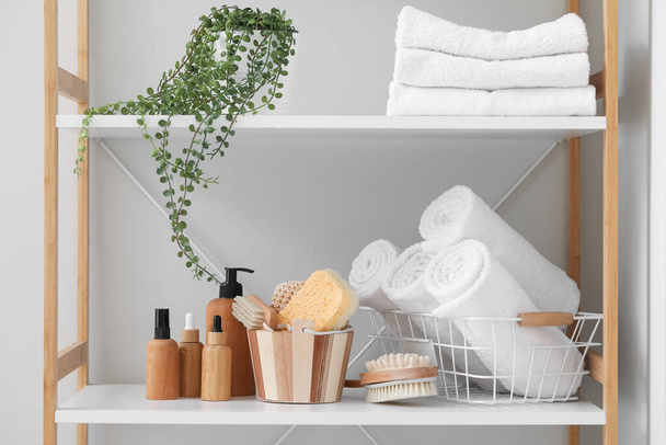 Zestaw produktów kosmetycznych i wyposażenia kąpielowego na półce - Zdjęcie, obraz