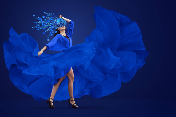 Retrato de colagem de arte surreal contemporânea abstrata de jovem mulher dançante em longo fluttered no vestido de vento com flores - Foto, Imagem