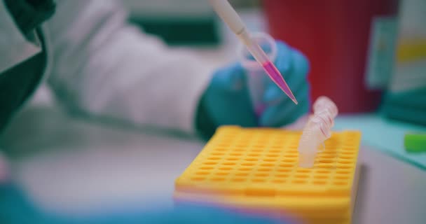 Laboratorio de Salud Científico que trabaja en el desarrollo de vacunas para Covid-19, cáncer y gripe, lleva a cabo investigaciones, análisis y pruebas para descubrir terapias y tratamientos.  - Metraje, vídeo