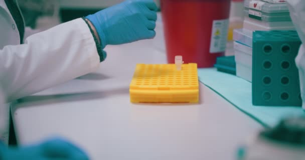Gezondheidszorg Laboratorium Wetenschapper die werkt aan vaccinontwikkeling voor Covid-19, kanker en griep, voert onderzoek, analyse en testen uit om therapieën en behandelingen te ontdekken.  - Video