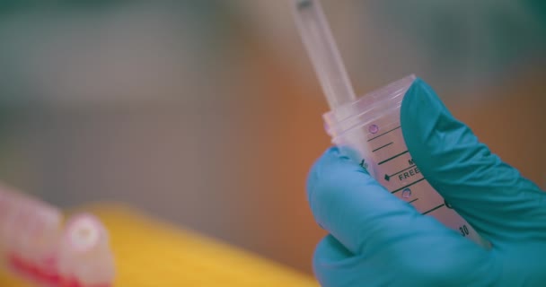 Gezondheidszorg Laboratorium Wetenschapper die werkt aan vaccinontwikkeling voor Covid-19, kanker en griep, voert onderzoek, analyse en testen uit om therapieën en behandelingen te ontdekken.  - Video