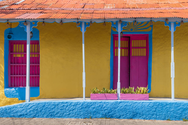 Architecture coloniale colorée du centre historique de Flores, Guatemala. - Photo, image