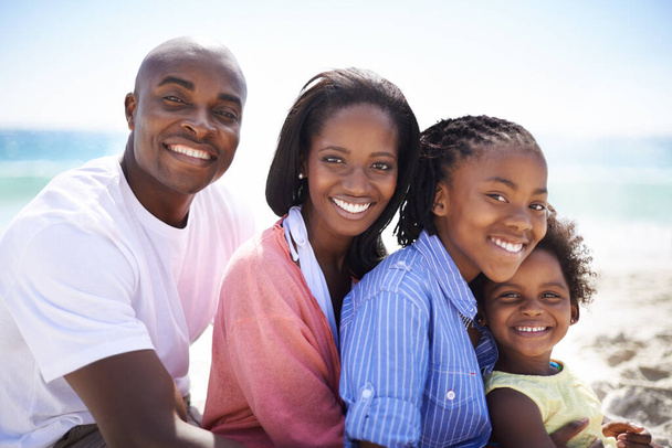 Ligação na praia. Uma família afro-americana desfrutando de um dia na praia - Foto, Imagem