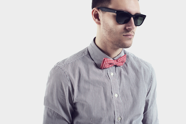 Молодий чоловік хіпстер з краваткою сонцезахисні окуляри впевнений, серйозний вигляд
. - Фото, зображення