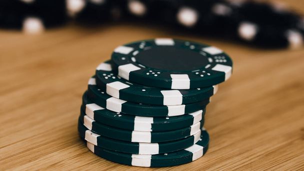 Стек фишек для игры казино с высокими ставками - Фото, изображение