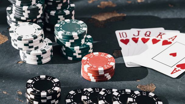 Stapel poker chips voor high-stakes casinospellen - Foto, afbeelding