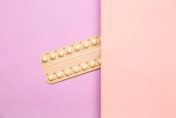 Blister van hormonale pillen op kleur achtergrond - Foto, afbeelding