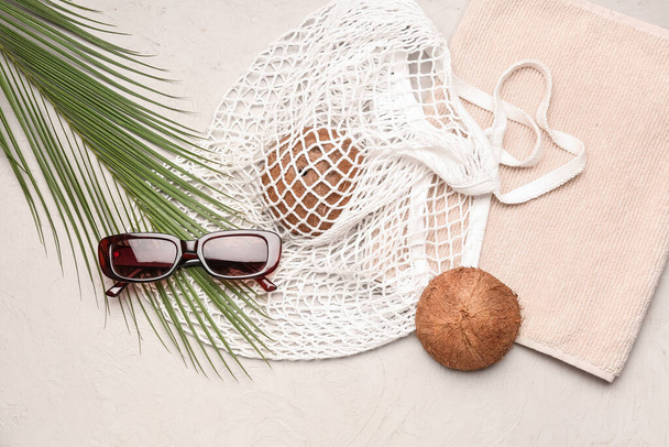 Солнцезащитные очки с пальмовым листом, мешком и кокосами на фоне гранжа - Фото, изображение