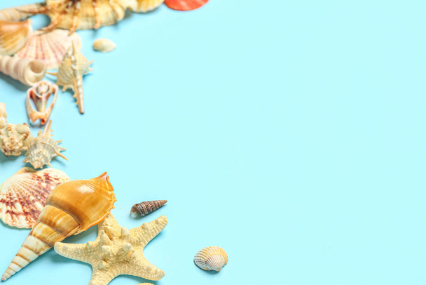 Coquillages et étoiles de mer sur fond bleu
 - Photo, image