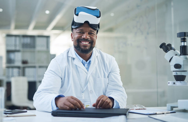 The future looks bright thanks to science. Portrait of a mature scientist using a virtual reality headset while working in a lab - Fotó, kép