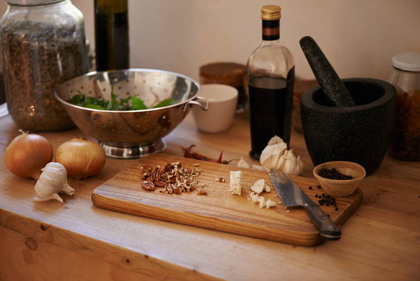 Una selección saludable de ingredientes para ensalada. una variedad de verduras e ingredientes en una tabla de cortar - Foto, Imagen