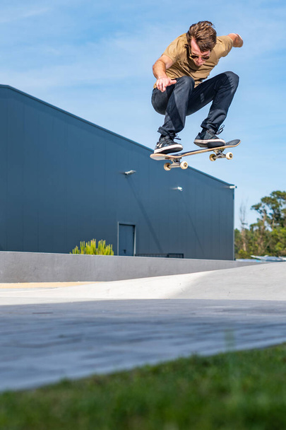 Skateboarder doing ollie trick on a urban scene. - Zdjęcie, obraz
