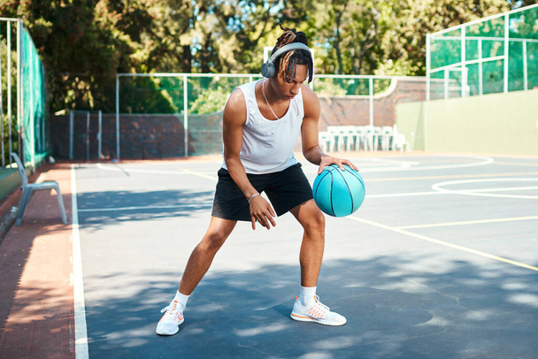 Tienes que trabajar duro en tu oficio. un joven deportivo jugando baloncesto en una cancha deportiva - Foto, imagen