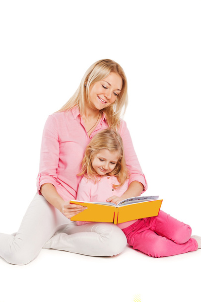 幸せな母と子の白い背景の上で一緒に、分離の本を読んで - 写真・画像