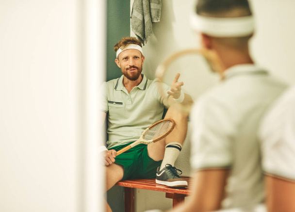 squash-pelaajien virallinen sitoutumispaikka. Kaksi nuorta miestä juttelemassa pukuhuoneessa squashin jälkeen. - Valokuva, kuva