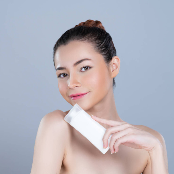 Czarujący piękny idealny naturalny kosmetyk skóra kobieta portret trzymać makieta wanna krem nawilżający do pielęgnacji skóry leczenie, anti-aging reklama produktu w odosobnionym tle. - Zdjęcie, obraz