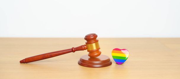 Legge LGBT e concetti del mese dell'orgoglio. martello giustizia martelletto con arcobaleno colorato a forma di cuore per Lesbiche, Gay, Bisessuale, Transgender, Queer, Intersessuale, Asexual, Agender, Non Binario, Due Spirito, Pansessuale - Foto, immagini