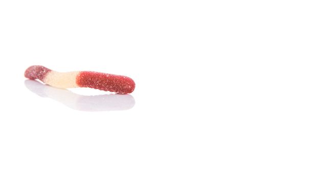 Коричневый и белый сахар желе конфеты полоску на белом фоне
 - Фото, изображение