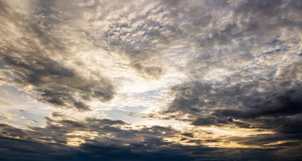 kolorowe dramatyczne niebo z chmurą o zachodzie słońca.piękne niebo z chmurami tło - Zdjęcie, obraz