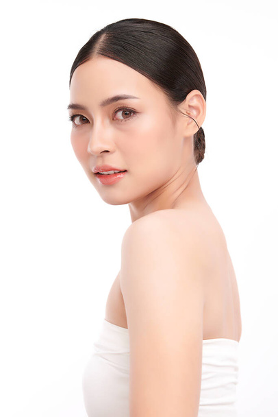 Bella giovane donna asiatica con pelle fresca e pulita su sfondo bianco, Cura del viso, Trattamento viso, Cosmetologia, bellezza e spa, Ritratto di donne asiatiche. - Foto, immagini