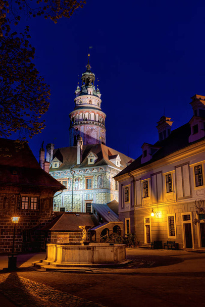 UNESCO Kasabası Cesky Krumlov (Çek Cumhuriyeti) - Şehre ve Vltava Nehri 'ne bakan izleme galerisine uzanan uzun merdivenli Rönesans kalesi. - Fotoğraf, Görsel