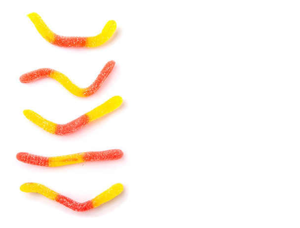 白い背景に赤や黄色の砂糖ゼリー キャンディ ストリップ - 写真・画像