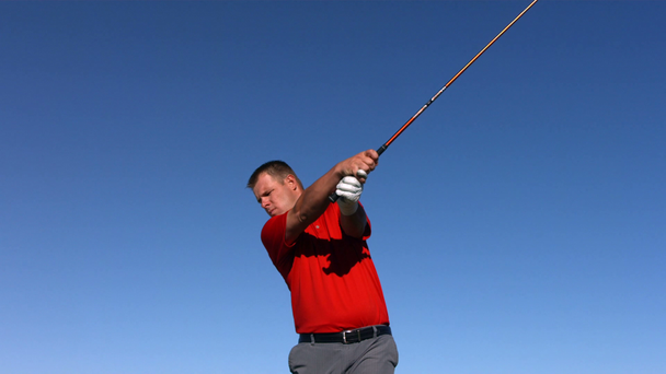 Golfer tees off in sky - Filmagem, Vídeo