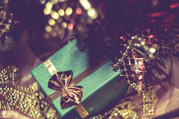 Albero di Natale e scatola regalo verde
 - Foto, immagini