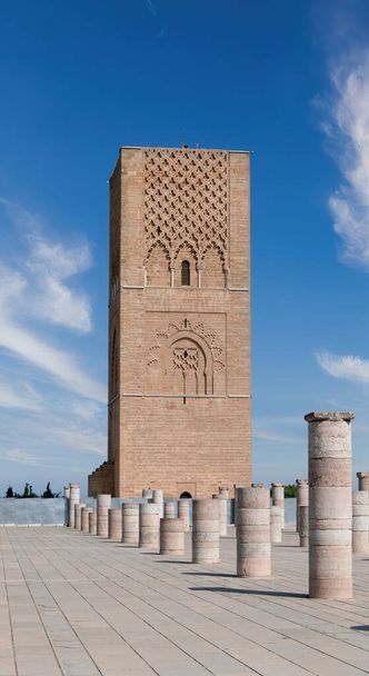 Rabat, Marruecos - Septiembre 2022: Torre Hassan en el Mausoleo de Mohammed V, construida para honrar la memoria del difunto Rey Mohammed V durante la puesta del sol. - Foto, imagen