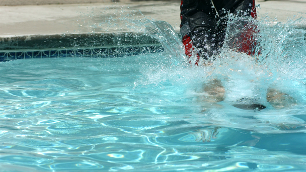 Man diving into pool - Záběry, video