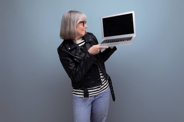 okos modern 60-as évek érett öreg üzletasszony szürke haj bemutatja laptop tulajdonosi mockup fényes háttér. - Fotó, kép