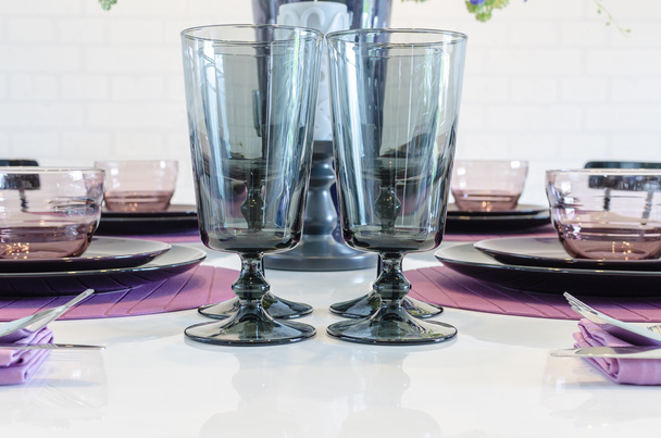 copos vazios na mesa de jantar
 - Foto, Imagem