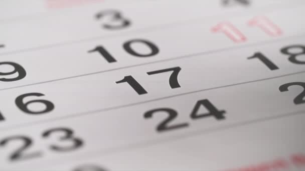 planification d'un mois, un feutre rouge marque la date sur le calendrier, gros plan - Séquence, vidéo