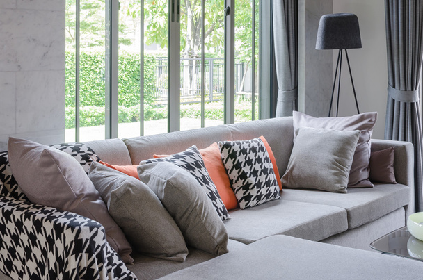 Modern oturma odası ile gri kanepe ve yastıklar  - Fotoğraf, Görsel