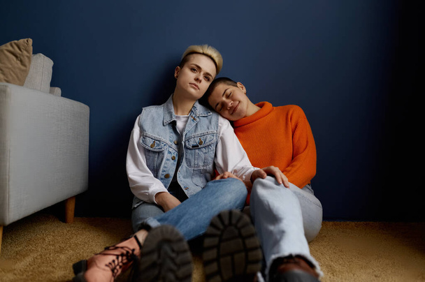 Romantik lezbiyen çift birlikte sakin ve mutlu anların tadını çıkarıyor. Aşk ve şefkat kavramı - Fotoğraf, Görsel