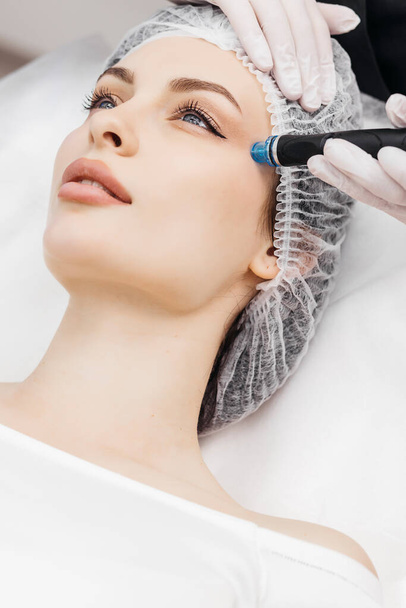 Nowoczesnej kosmetologii. Nowoczesne urządzenia hydrafacial procedury stosowane do oczyszczania twarzy z bliska - Zdjęcie, obraz