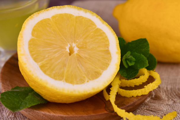 Egy fél citromot citrommal. Közelkép. - Fotó, kép
